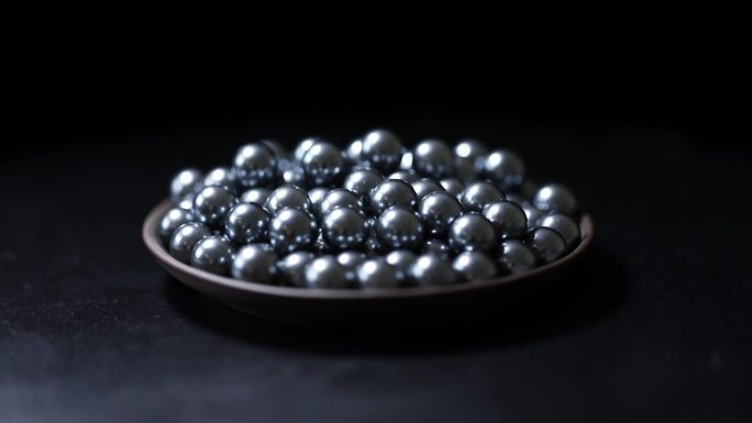 盘里的黑珍珠