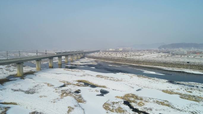 冰雪中高铁列车