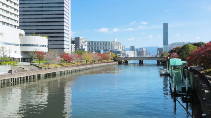 日本大阪清澈河道桥梁游船码头轨道车