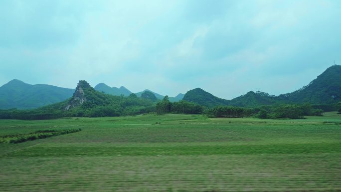 高铁动车窗外的铁路沿途风景