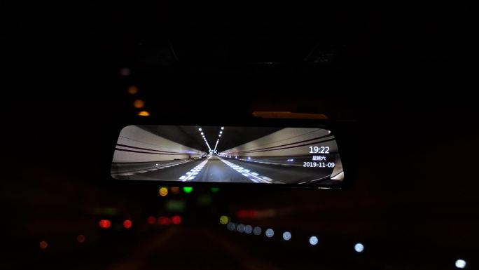 流媒体后视镜行车记录仪晚上高速公路实拍素