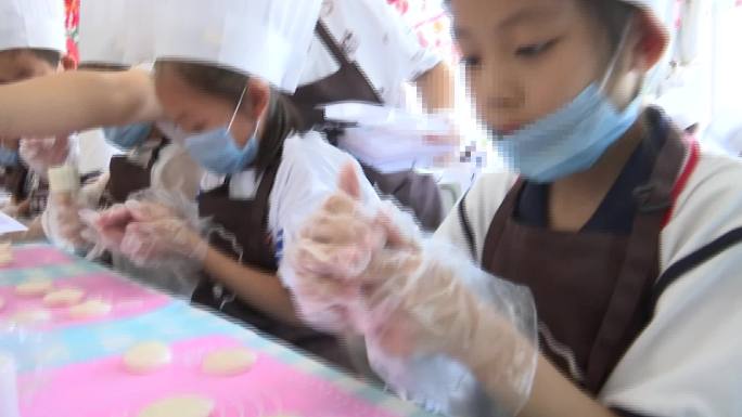 中秋节幼儿园小朋友制作月饼