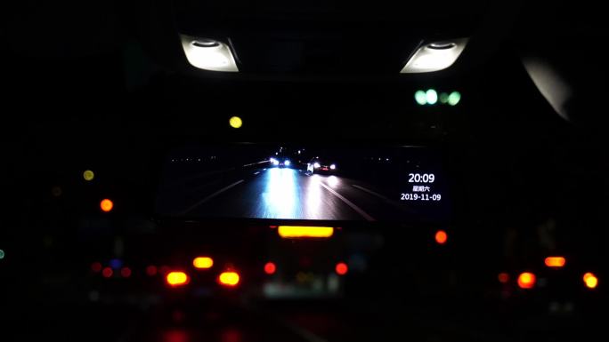 汽车行驶驾驶后视镜记录仪大灯晚上车流
