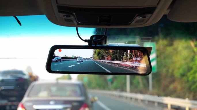 汽车行驶驾驶流媒体后视镜行车记录仪公路