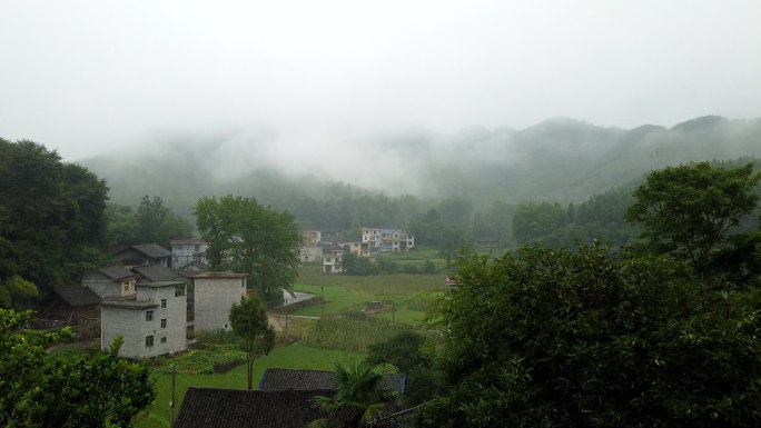 雨中山村云雾缭绕