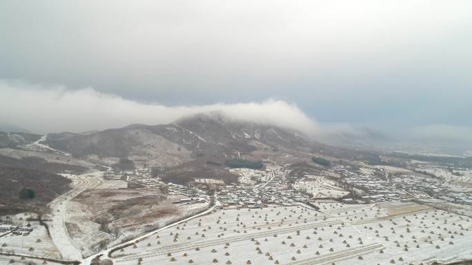 原素材白雪云瀑山地农房