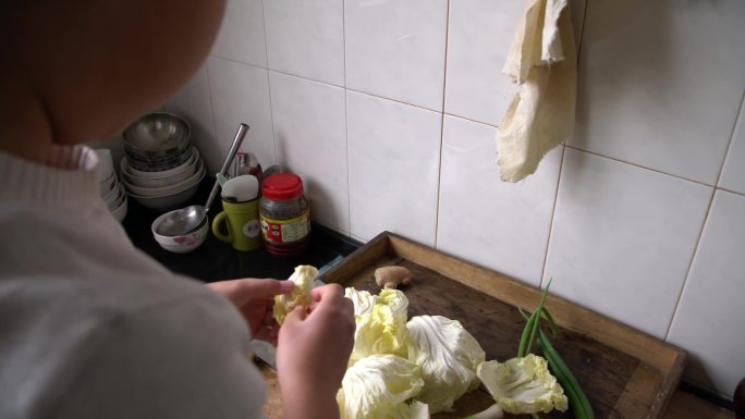 小学生做家务-洗菜-切菜