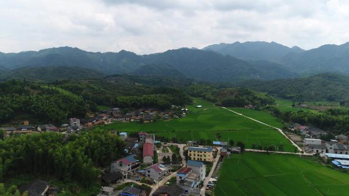 高清航拍小山村