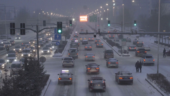 冬季雪花飘和雪地上行驶的车流视频素材