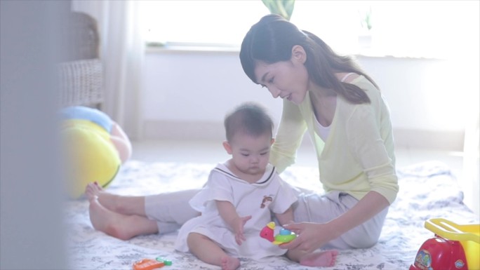 温暖家庭聪明宝宝婴儿母子一起游戏