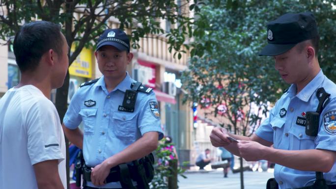 民警街道巡逻办案盘查来往人员证件