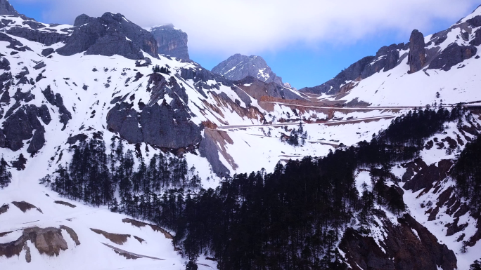 巴拉格宗雪山天然佛塔航拍