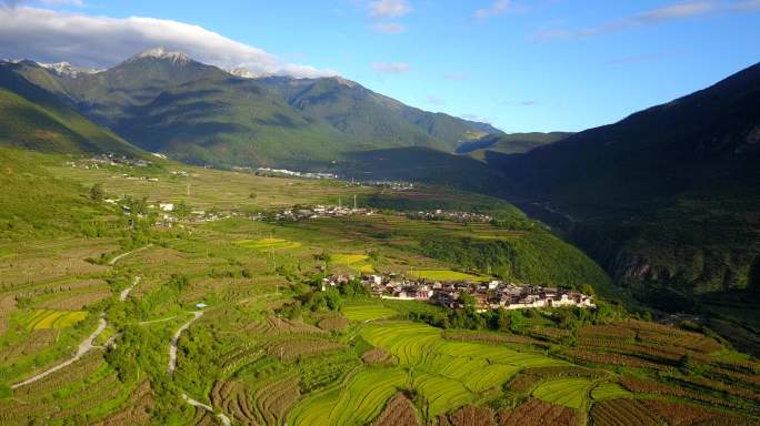 航拍大山中的小村