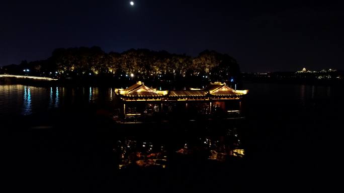 杭州西湖夜晚游船