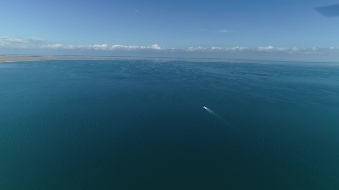 青海湖面的快艇