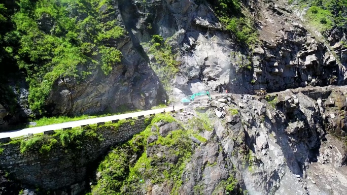 峡谷塌方路段修复特写