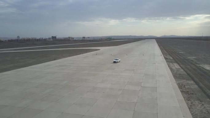 新疆航拍汽车沙漠驾驶