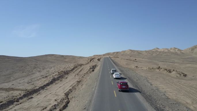 新疆沙漠车队航拍壮观