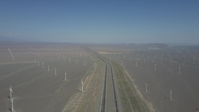 新疆航拍沙漠大风车公路