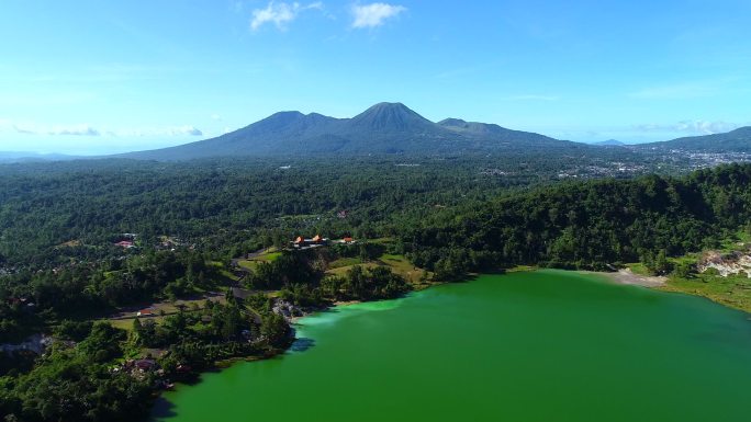 航拍美娜多翠湖与火山风景