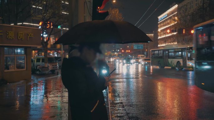 4k雨夜敲手机视频素材