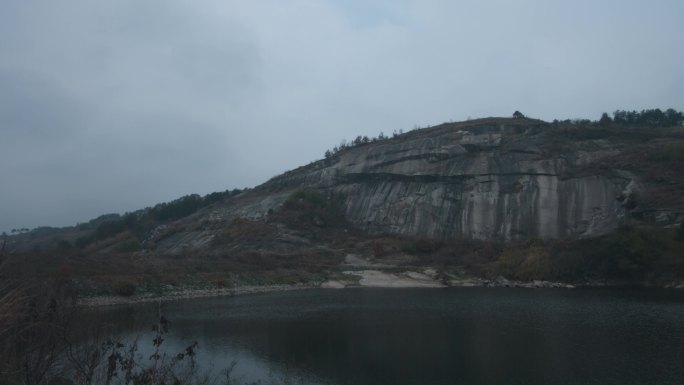 4k视频，冬季暮色里的石头山和水库