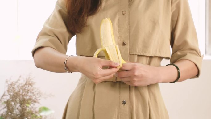 香蕉旋转女孩剥香蕉