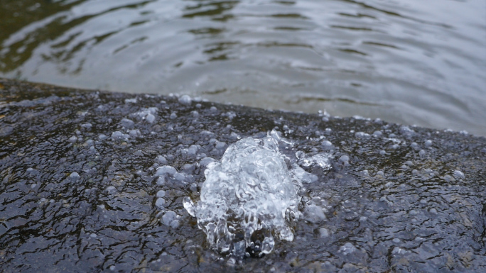 清澈泉眼泉水涌流实拍