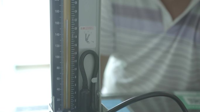 【高清实拍】高清诊所测血压做心电图检查