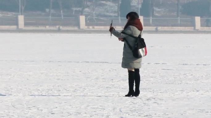 冰雪上自拍的女孩