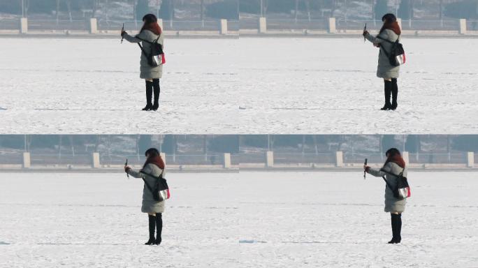 冰雪上自拍的女孩