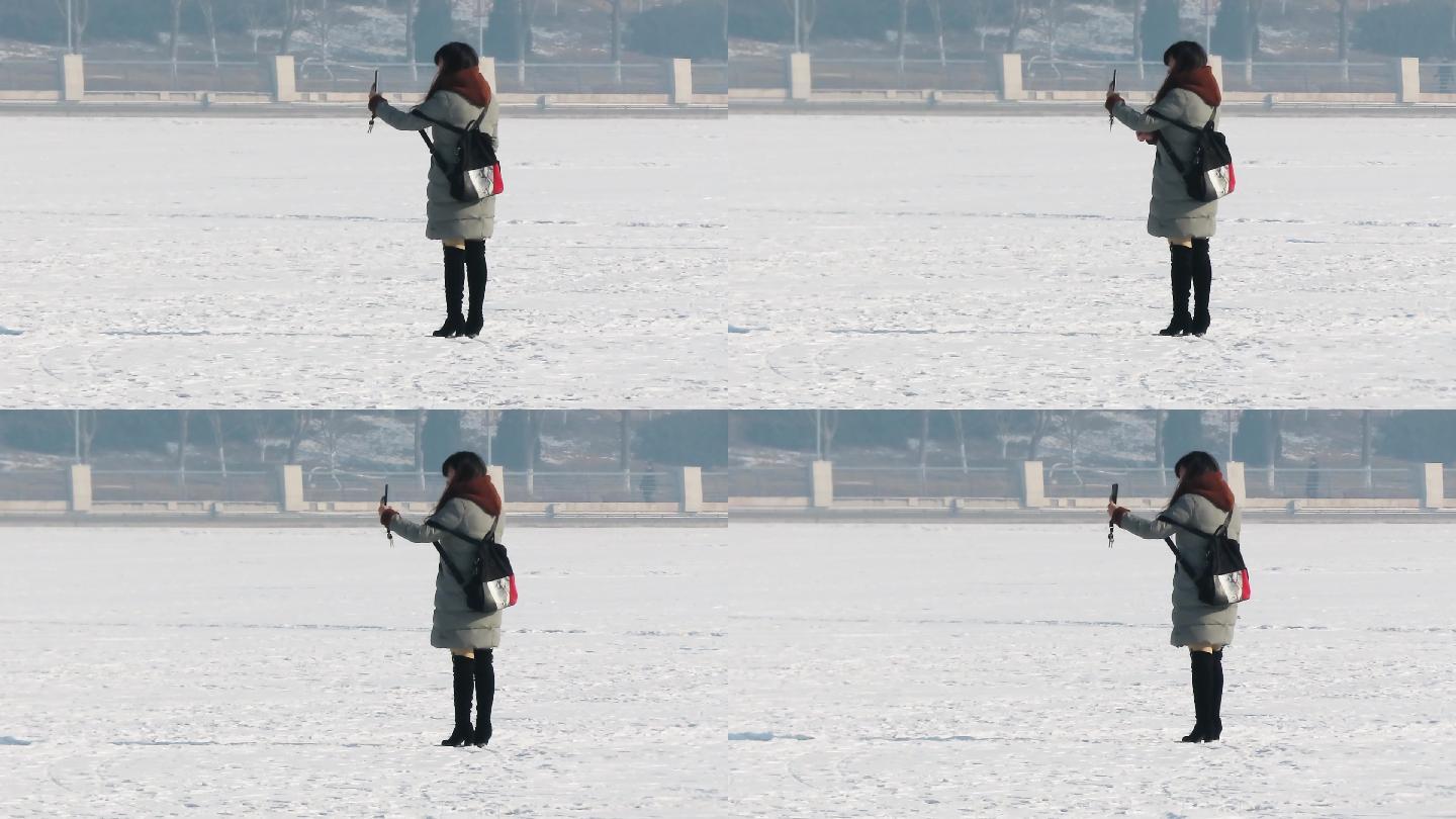 冰雪上自拍的女孩