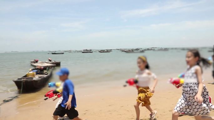 小孩，沙滩，玩水枪(2)