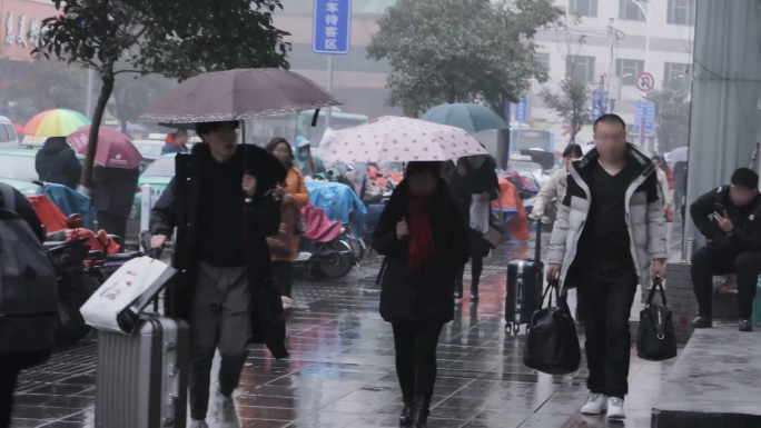 阴雨天买票候车上车春运4K