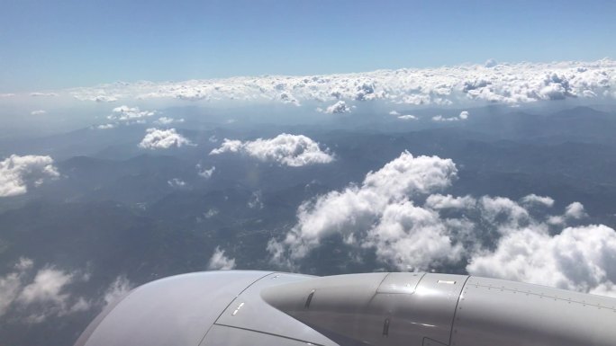 飞机飞行穿梭云间美丽云朵高空俯瞰9
