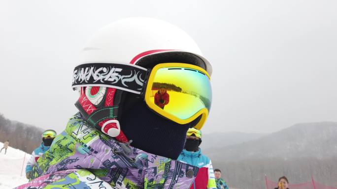 2022冬奥会滑雪头盔雪镜特写
