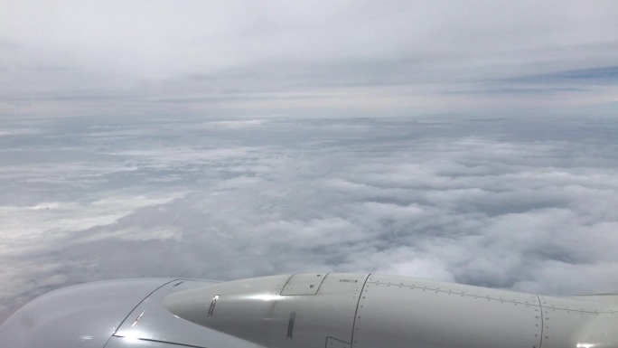 飞机飞行穿梭云间美丽云朵高空俯瞰