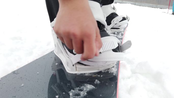 2022冬奥会春节滑雪单板固定器特写