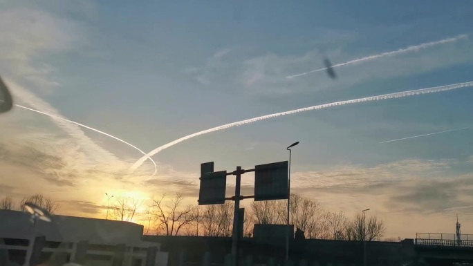 天空傍晚夕阳飞机汽车行驶在路上