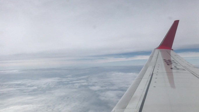 飞机飞行穿梭云间美丽云朵高空俯瞰2