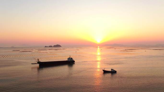 日出日落时的海上大船