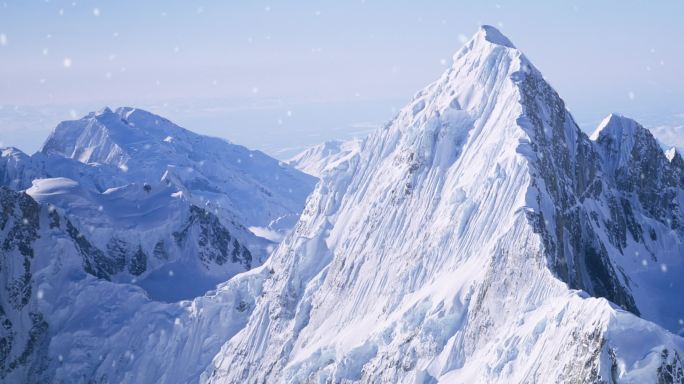 珠穆朗玛峰雪山飘雪