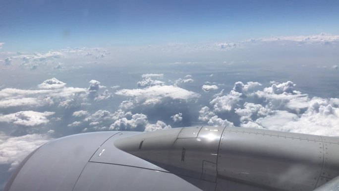 飞机飞行穿梭云间美丽云朵高空俯瞰5