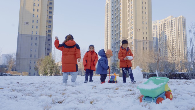 4K冬天小朋友在雪地里打雪仗堆雪人