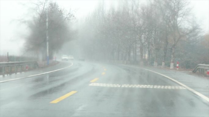 4K雨雪天开车-恶劣天气影响交通