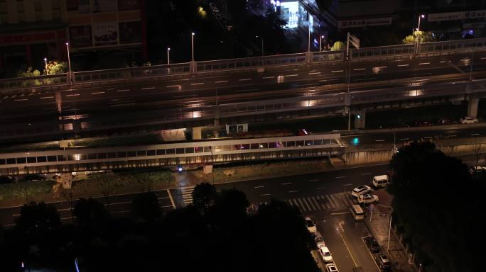 【4K】城市雨夜里的高架桥车辆02