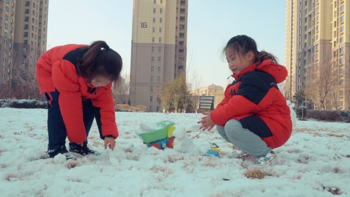 4K冬天雪地里玩耍的孩子