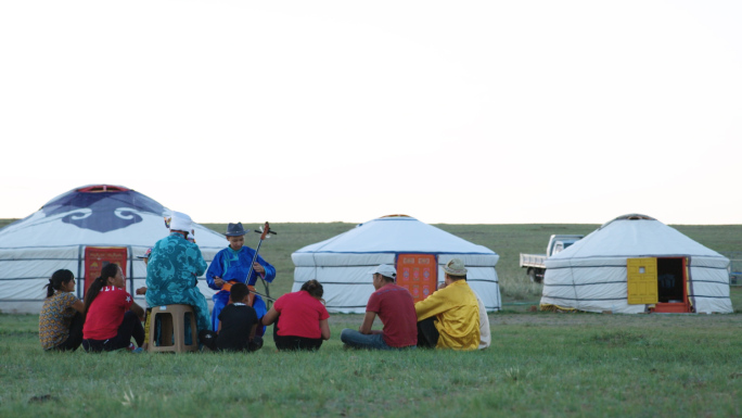 内蒙古大草原拉马头琴视频素材