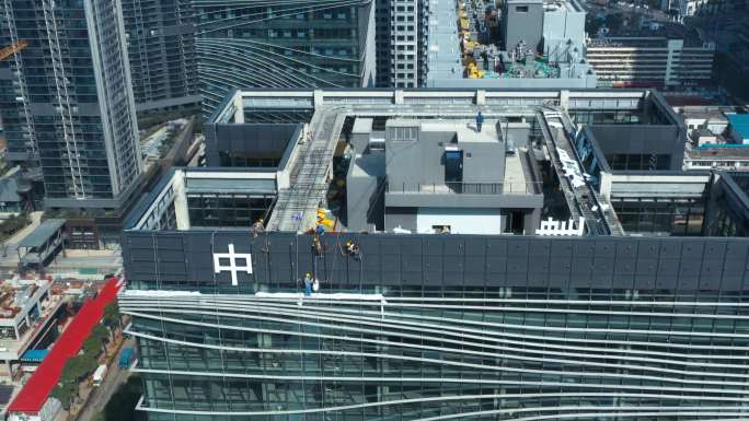 4k航拍，深圳高楼楼顶在焊接安装字牌