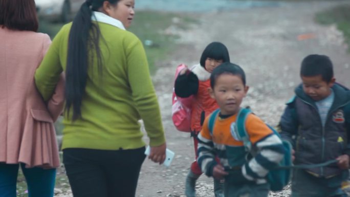 乡村小学生视频云南山区放学回家的小学生